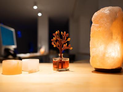 Warme verlichting met zoutlamp en aroma diffuser op een tafel in een kamer.