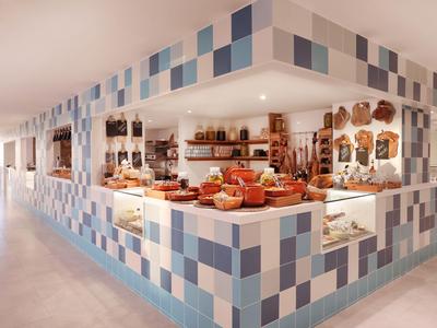 Modernes Buffet mit einer Vielzahl an Käse- und Wurstplatten in einem hellen Raum.