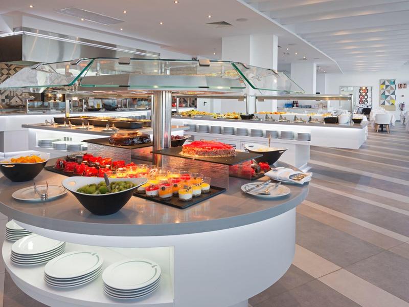 Buffetgedeelte met voorgerechten en salades in een modern, licht restaurant.