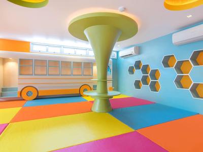 Bunter, moderner Spielraum mit Wanddekorationen und Säule in der Mitte