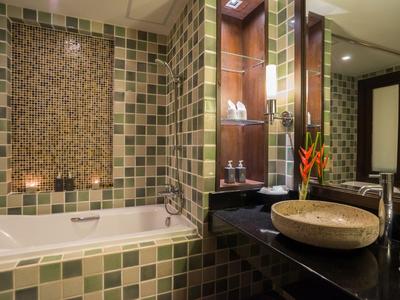 Modern gestaltetes Badezimmer mit Badewanne und großer Waschbeckenschale.