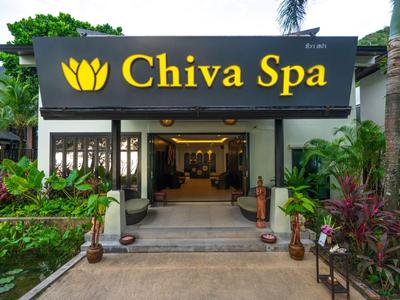 Eingang zum Chiva Spa mit üppiger grüner Pflanzenumgebung und modernem Design.
