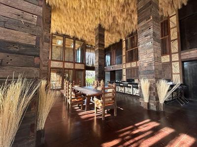 Gemütlicher Essbereich in rustikalem Hotel mit Holzmöbeln und getrockneten Pflanzen.