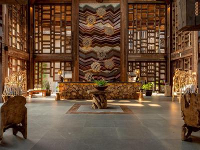 Eleganter Hotel-Lobbybereich mit orientalischer Holzverkleidung und kunstvollen Möbeln.