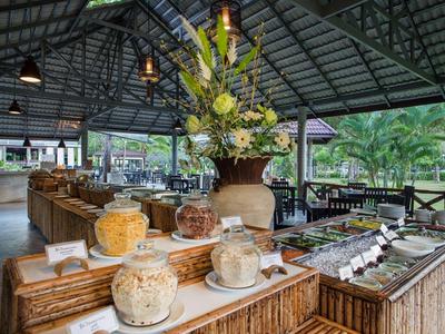 Offenes Restaurant mit rustikalem Buffet und großer Blumendekoration unter Dach