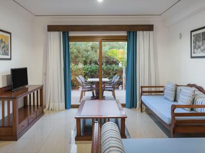 Soggiorno moderno con accesso a una terrazza e vista su un giardino.