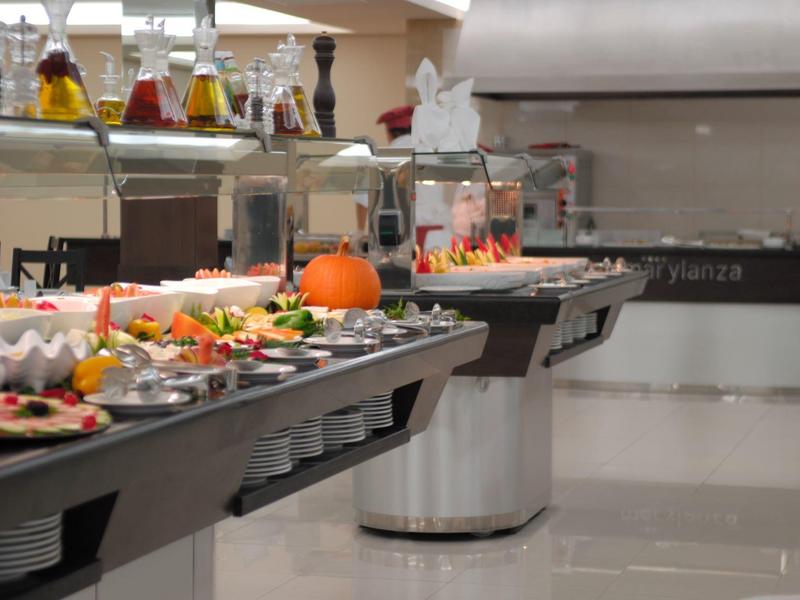 Buffet con vari cibi e bevande in un ristorante d'hotel moderno.