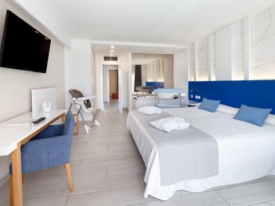 Moderne hotelkamer met twee bedden, bureau en een helder, minimalistisch design.