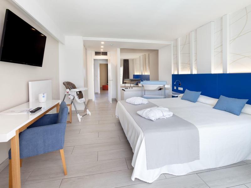 Moderne hotelkamer met twee bedden, bureau en een helder, minimalistisch design.