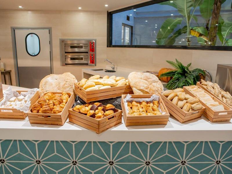 Buffet avec différents pains et pâtisseries dans un restaurant moderne