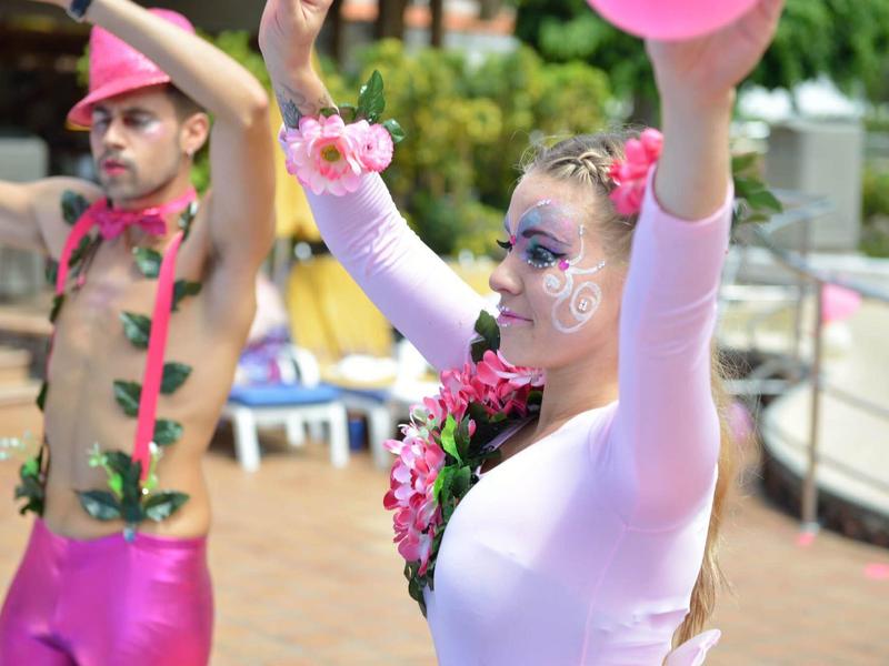 Dva slavnostně oblečení tanečníci vystupující venku u bazénu