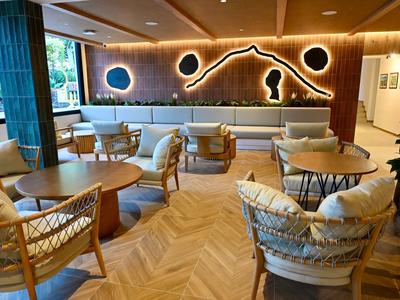 Modern eingerichteter Hotel-Loungebereich mit Holzfußboden und stilvollen Sitzmöbeln.