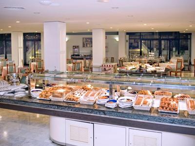 Buffet con un'ampia selezione di pasticceria e panini in un ristorante dell'hotel.