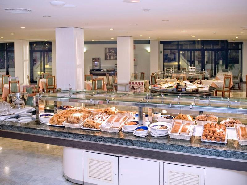 Buffet con un'ampia selezione di pasticceria e panini in un ristorante dell'hotel.