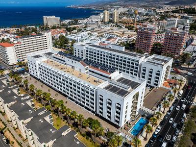 Duży kompleks hotelowy blisko wybrzeża z basenem i otaczającymi ulicami.