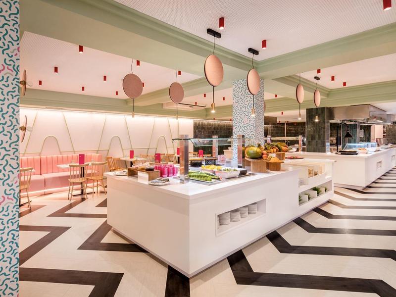 Nowoczesny bufet w sali z czarno-białą podłogą w zygzak.