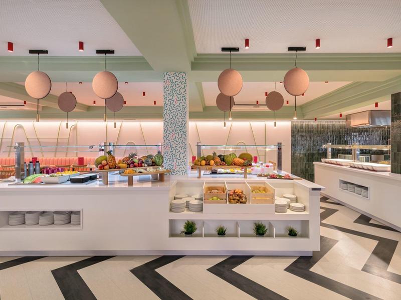 Nowoczesny bufet z ciepłym oświetleniem i geometryczną podłogą w hotelu.