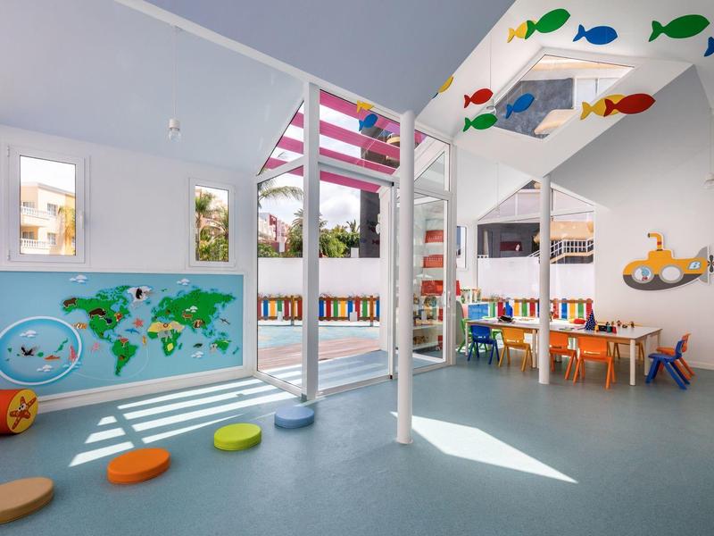 Jasne pomieszczenie zabaw z motywem oceanicznym dla dzieci.