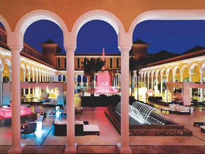 Leere Restaurantterrasse mit Blick auf das Meer und Segelboote bei Sonnenuntergang.