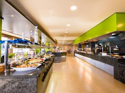 Przestronna, nowoczesna strefa bufetu w restauracji z różnorodnymi potrawami.