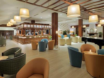 Jasna restauracja hotelowa z nowoczesnymi meblami i wygodnymi miejscami do siedzenia.