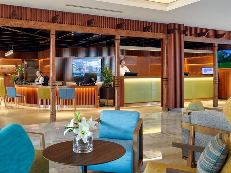 Elegancka lobby hotelowa z nowoczesnymi miejscami do siedzenia i przytulną atmosferą.