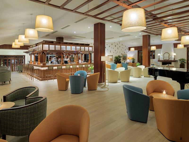 Jasna restauracja hotelowa z nowoczesnymi meblami i wygodnymi miejscami do siedzenia.