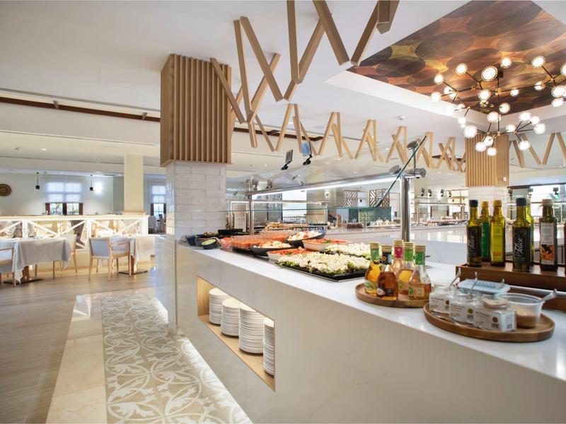 Nowoczesne, jasne stoisko śniadaniowe z świeżymi składnikami i stylowym wystrojem.