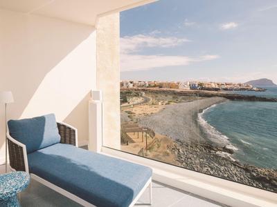 Balkon z leżakiem i widokiem na morze w słoneczny dzień