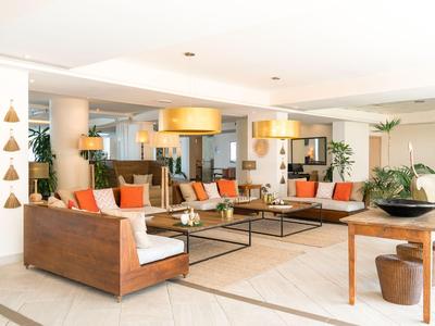 Heller, moderner Hotel-Loungebereich mit weißen Wänden und gemütlichen Sofas