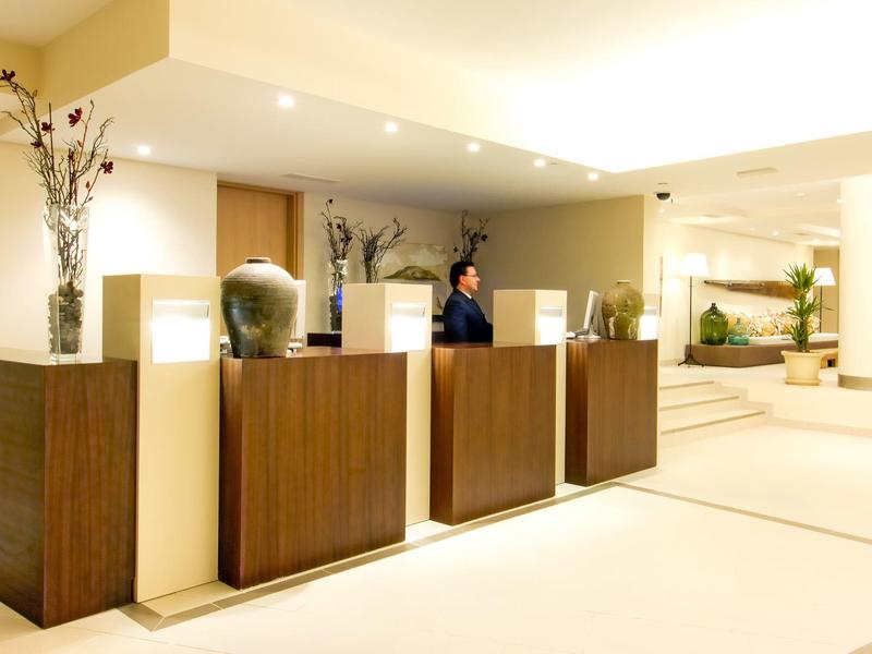 Nowoczesna recepcja hotelowa z personelem gotowym do pomocy, jasne i przestronne lobby.