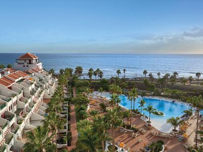 Vista aerea di un complesso alberghiero con piscina e accesso alla spiaggia sul mare