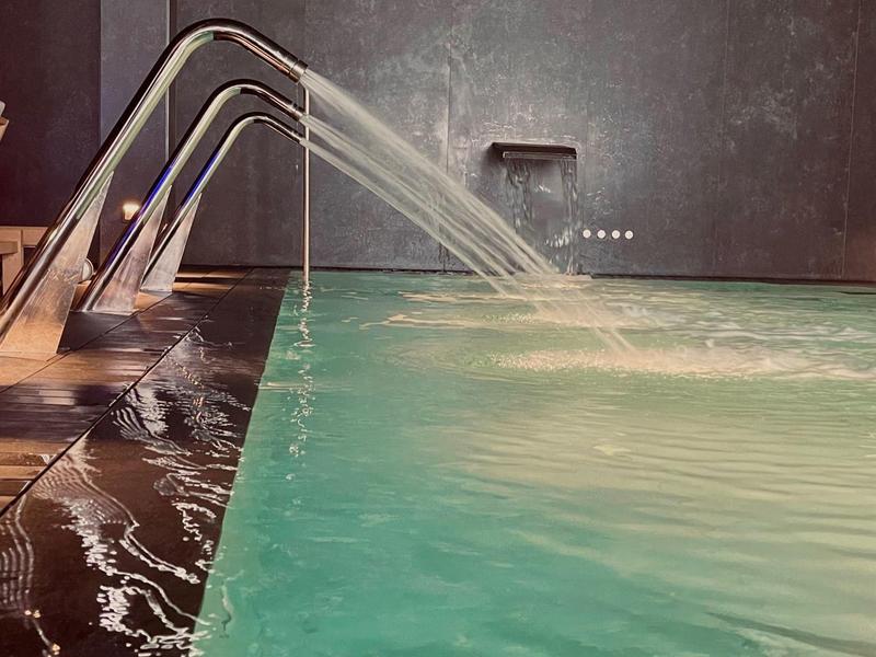 Innenpool mit beruhigenden Wasserfontänen und modernem Design in einem Hotel