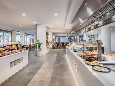 Nowoczesna restauracja z bufetem, bogaty wybór i jasne, otwarte przestrzenie.