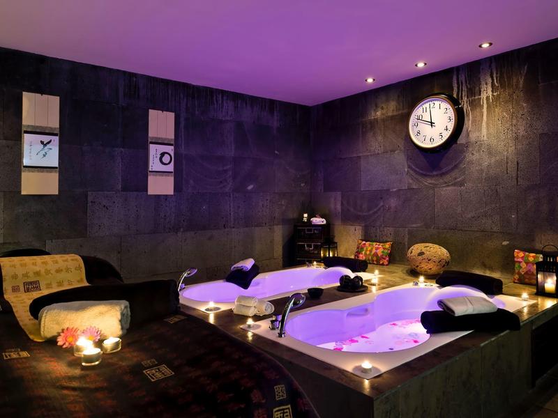 Luxusní wellness s dvěma osvětlenými vířivkami a relaxační atmosférou.