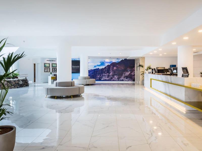 Moderní hotelová lobby s lesklou mramorovou podlahou a rostlinami