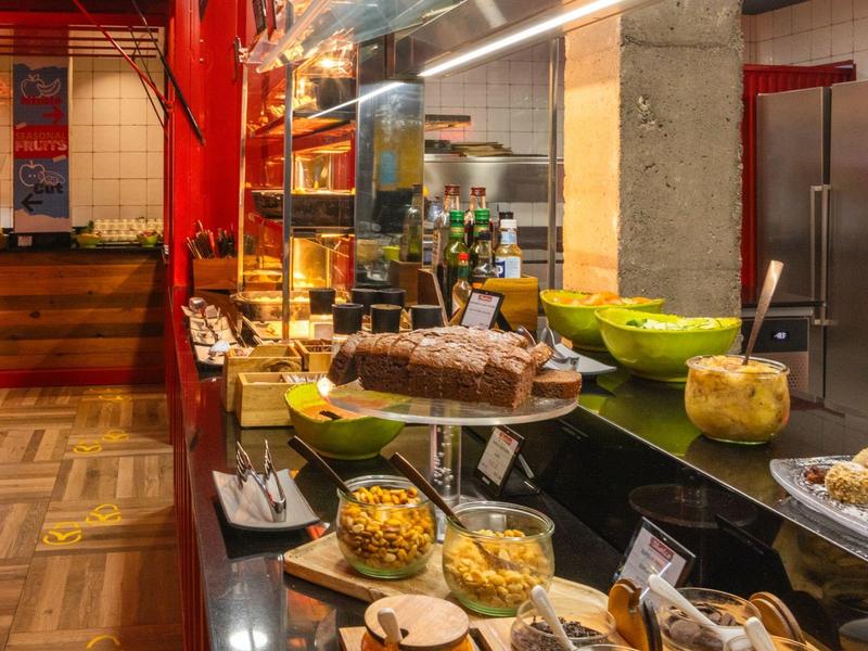 Bufet s různými jídly v moderní restauraci s teplou dřevěnou podlahou