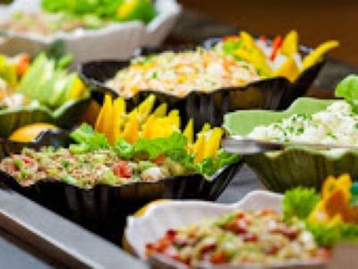 Barevné salátové misky s různými čerstvými ingrediencemi na bufetu