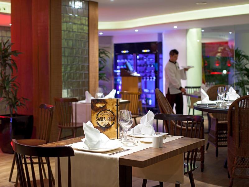 Restaurant élégant avec tables dressées et un serveur qui sert les clients.