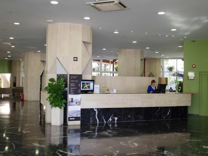 Hall d'hôtel moderne avec comptoir de réception et personnel