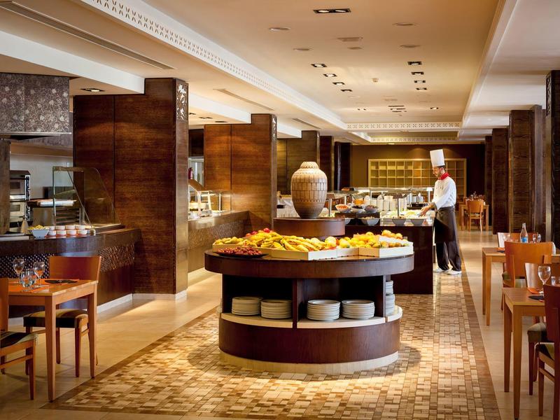 Elegant buffet met vers fruit en modern houten meubilair in een hotelrestaurant.