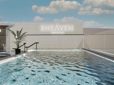 Moderner Hotelpool mit beleuchteten Wassermustern und elegantem Ambiente am Abend.