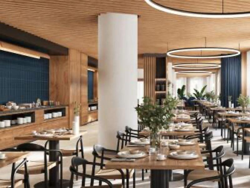 Modernes Restaurant mit Holzdecke, runden Tischen, schwarzen Stühlen und großen Pflanzen.