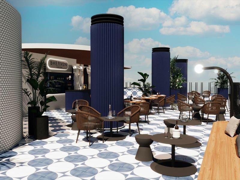 Moderner Hotelterrassenbereich mit runden Sesseln, Tischen und blau-weißen Bodenfliesen.