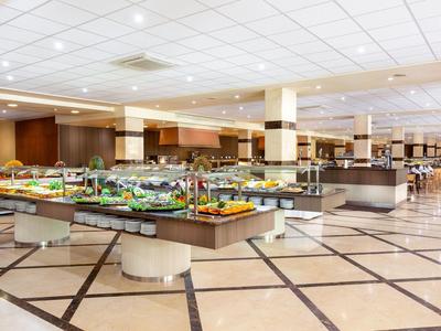 Ampia area buffet moderna con grande selezione e illuminazione luminosa.