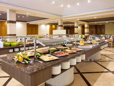 Ampio buffet con una varietà di pietanze in un ristorante moderno dell'hotel.