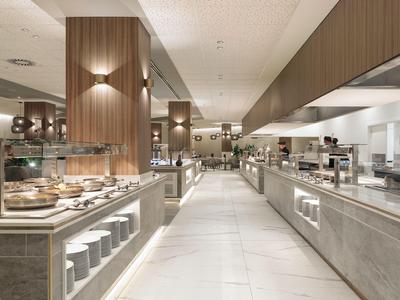 Moderne Hotelküche mit großzügigem Buffetbereich und beleuchteten Holz- und Metallakzenten.