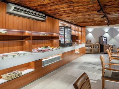 Buffet moderne avec un design en bois chaleureux et des sièges dans un restaurant d'hôtel.