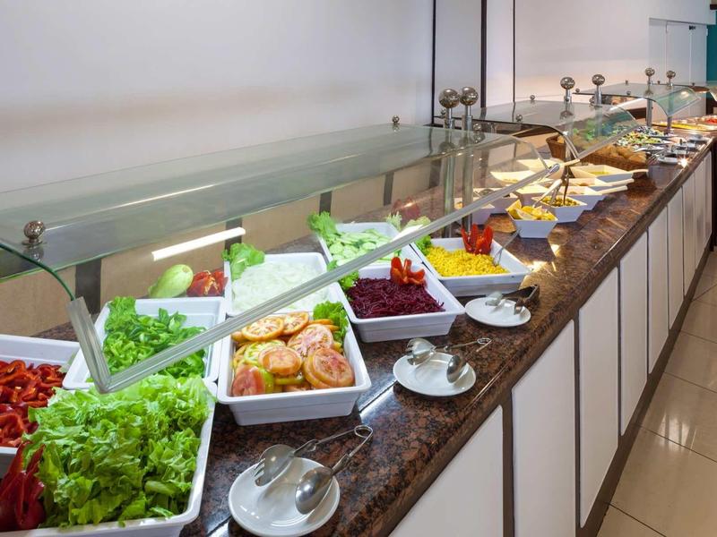 Buffet con verduras frescas, ensaladas y pan en un restaurante de hotel