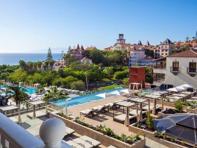 Hotel s bazénem, lehátky a výhledem na moře za slunečného dne